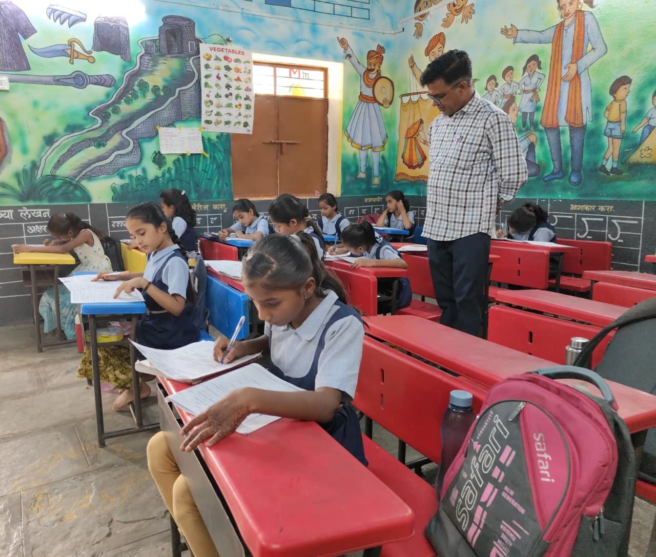 मारवड कन्या शाळेतील चिमुकलींची शिष्यवृत्ती सरावात दमदार झेप! , नव्या बदलांनंतरही विद्यार्थिनींची जिद्द कायम; २६ एप्रिलच्या परीक्षेकडे सर्वांचे लक्ष