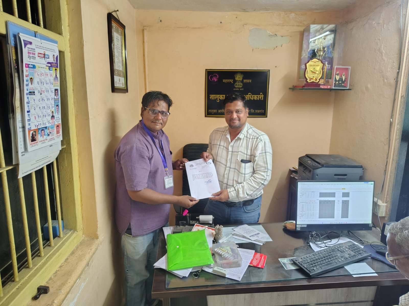 हिवताप दिनाचे उत्कृष्ट आयोजन; मारवड आरोग्य सेवक योगेश कापडणे यांचा गौरव