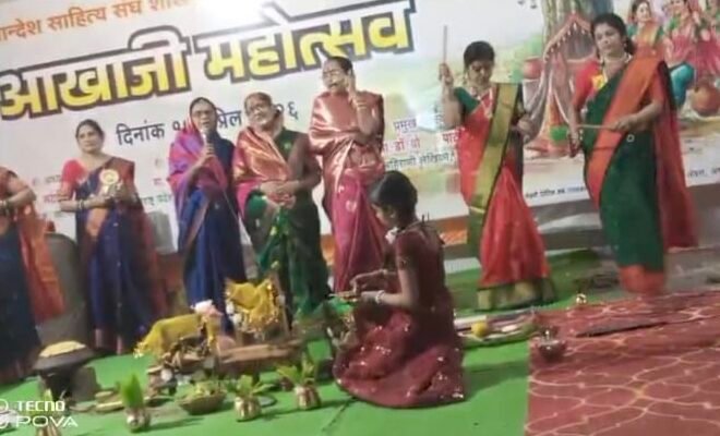 आखाजी महोत्सवा’त अमळनेरच्या माळी समाजाच्या महिलांचा जलवा; गौराई आरास स्पर्धेत द्वितीय क्रमांकाची मानाची कामगिरी