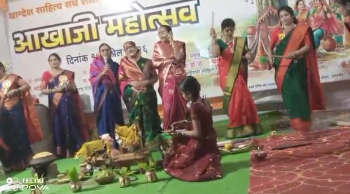 आखाजी महोत्सवा’त अमळनेरच्या माळी समाजाच्या महिलांचा जलवा; गौराई आरास स्पर्धेत द्वितीय क्रमांकाची मानाची कामगिरी