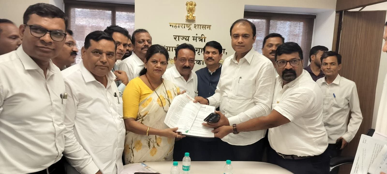 डॉ. सौ. संगीताताई शिंदे (बोंडे) यांच्या पाठपुराव्याला मोठे यश!  ग्रामीण शाळांना दिलासा; ९ वी-१० वीची एकत्रित पटसंख्या २० असली तरी ३ शिक्षक पदांना मंजुरी  शिक्षण राज्यमंत्री डॉ. पंकज भोयर यांनी पाळला दिलेला शब्द; 2026-27 संचमान्यतेसाठी विशेष सवलतीची घोषणा