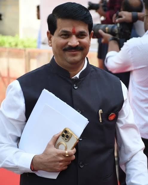 आमदार ज्ञानेश्वर म्हात्रे यांची धडाकेबाज कामगिरी; शिक्षकांच्या वेतनाचा प्रश्न अखेर सुटला!  , मार्च-एप्रिलच्या रखडलेल्या पगाराला मिळाला दिलासा; प्रशासनाला दिल्या ठोस सूचना, शिक्षकांमध्ये समाधानाची भावना