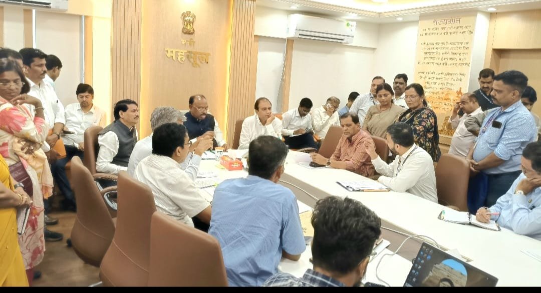 रायगड जिल्ह्यातील अलिबाग येथील आरसीएफ शाळेतील शिक्षकांच्या वेतनासाठी आमदार ज्ञानेश्वर म्हात्रे सर यांच्या पाठपुराव्याने मंत्री ना.श्री बावनकुळे साहेब यांच्या दालनात बैठक*