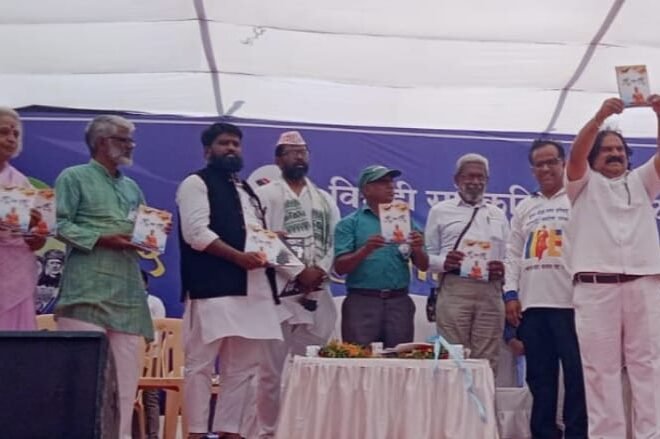 युद्ध नको आम्हा बुद्ध हवा’ कविता संग्रहाचे प्रकाशन*