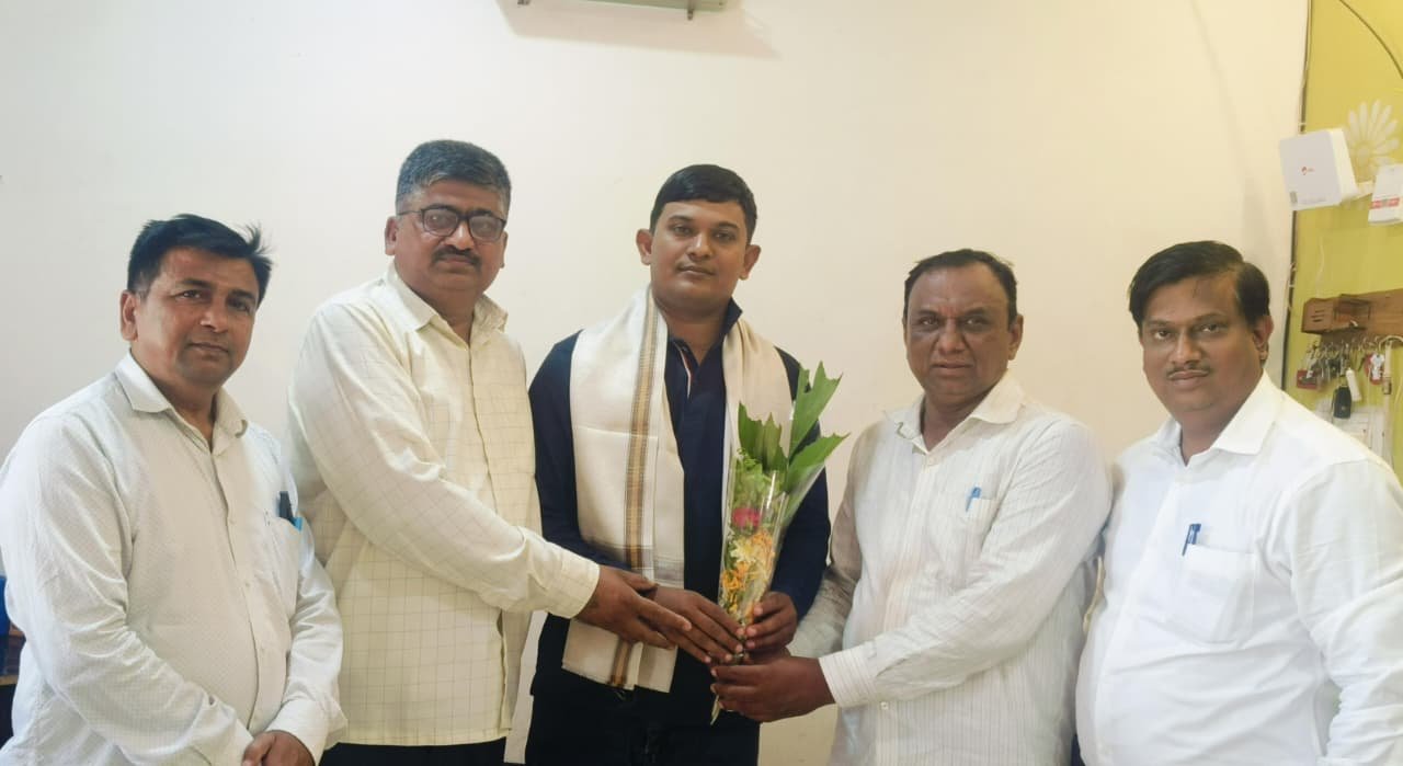 बँकॉकमध्ये भारताचा झेंडा फडकावणाऱ्या कल्पेश महाले यांचा अमळनेरात गौरव सोहळा