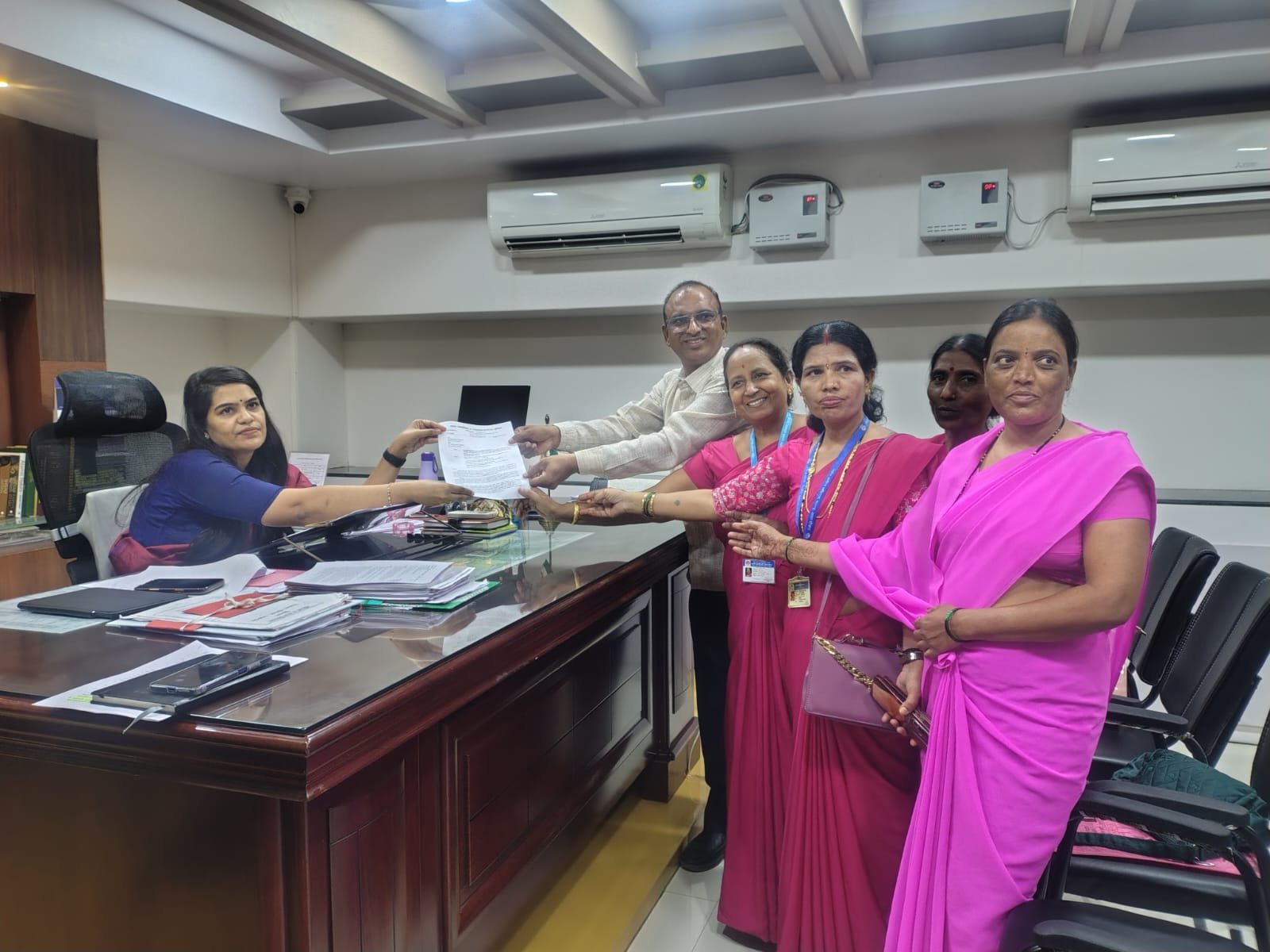 आशा सेविका व गटप्रवर्तकांच्या आंदोलनाला यश ,थकीत मानधन व जननी सुरक्षा योजनेचा मोबदला मिळणार; सीईओ करिष्मा नायर यांच्यासोबत सकारात्मक चर्चा