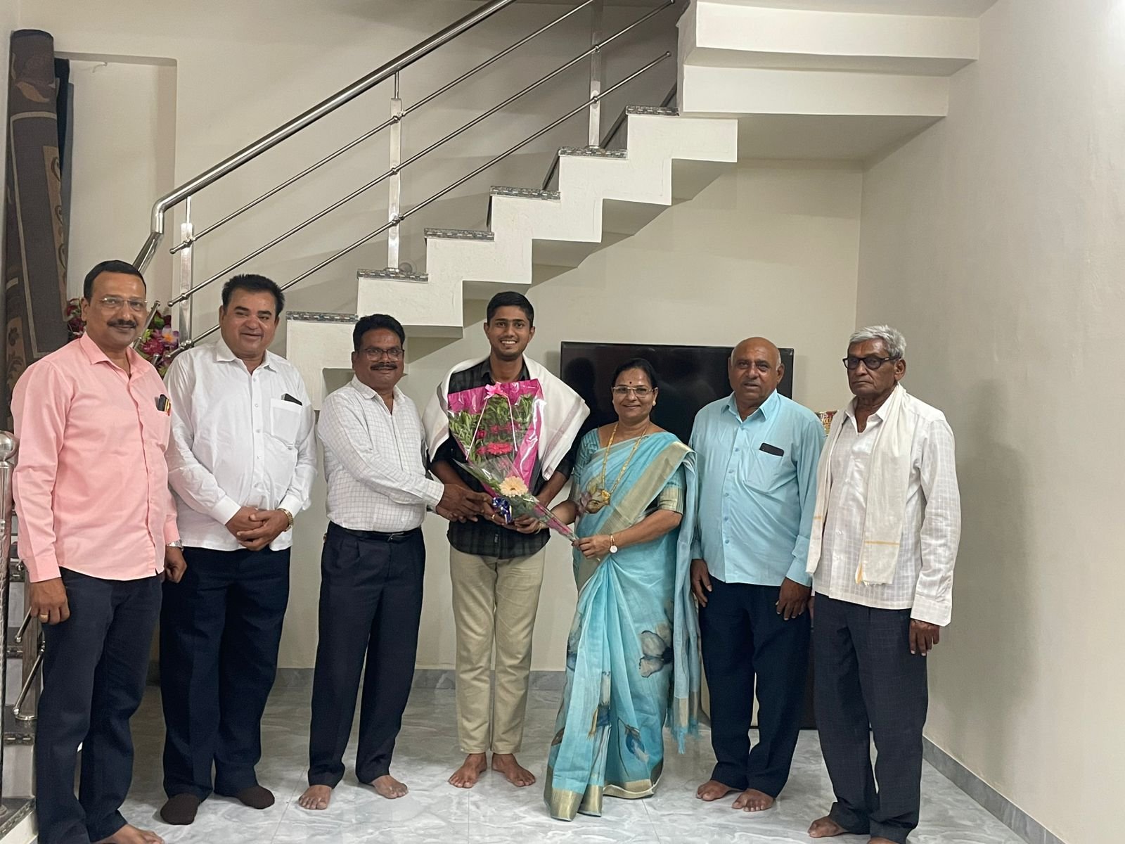 मठगव्हाणच्या सुपुत्राची यूपीएससीत घवघवीत भरारी; श्रीनगर येथे असिस्टंट कमिशनर ऑफ पोलीसपदी नियुक्ती ,यशपाल पवारचा गावकऱ्यांकडून व मान्यवरांकडून उत्स्फूर्त सत्कार; तरुणांसाठी प्रेरणादायी यशगाथा