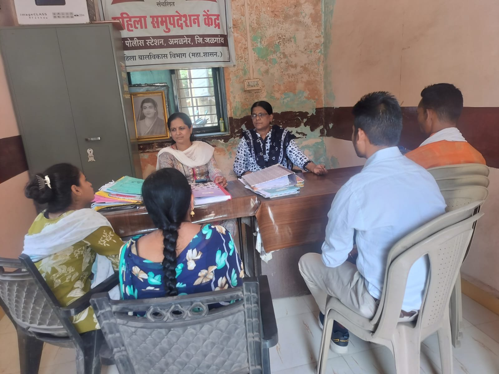 एक फोन मदतीचा…’ संकटातील महिलांसाठी अमळनेरमध्ये हक्काचा आधार,  समुपदेशन, पुनर्वसन आणि कायदेशीर सहाय्यामुळे महिलांना मिळतोय नवा आत्मविश्वास