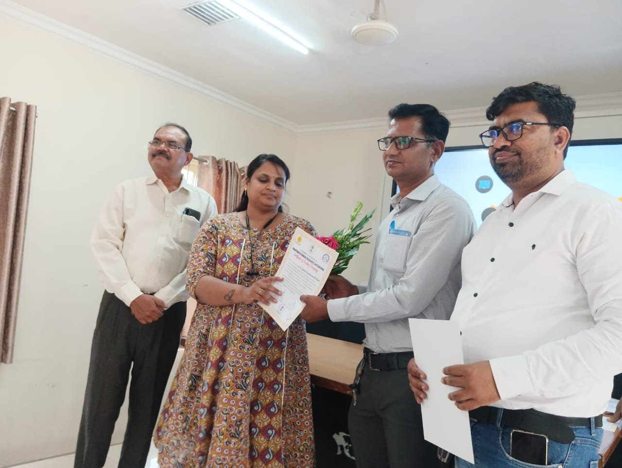 खडकी पुणे येथे अंडी उबवणी व कुक्कुटपालन विषयक पाच दिवसीय राज्यस्तरीय कार्यशाळा उत्साहात संपन्न ,अमळनेरचे डॉ. दिपक पाटील यांना उत्कृष्ट प्रात्यक्षिकाबद्दल विशेष गौरव