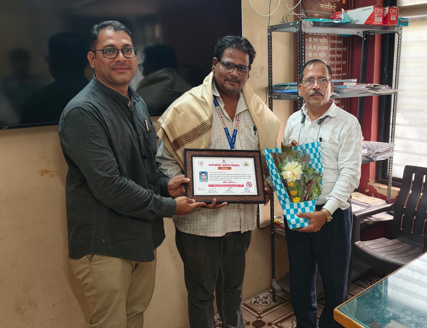 लोकसहभागातून हिवताप व डेंग्यू जनजागृती; आरोग्य सेवक योगेश कापडणे यांचा जाहीर सत्कार ,मारवड प्राथमिक आरोग्य केंद्राच्या उपक्रमाचे सर्वत्र कौतुक