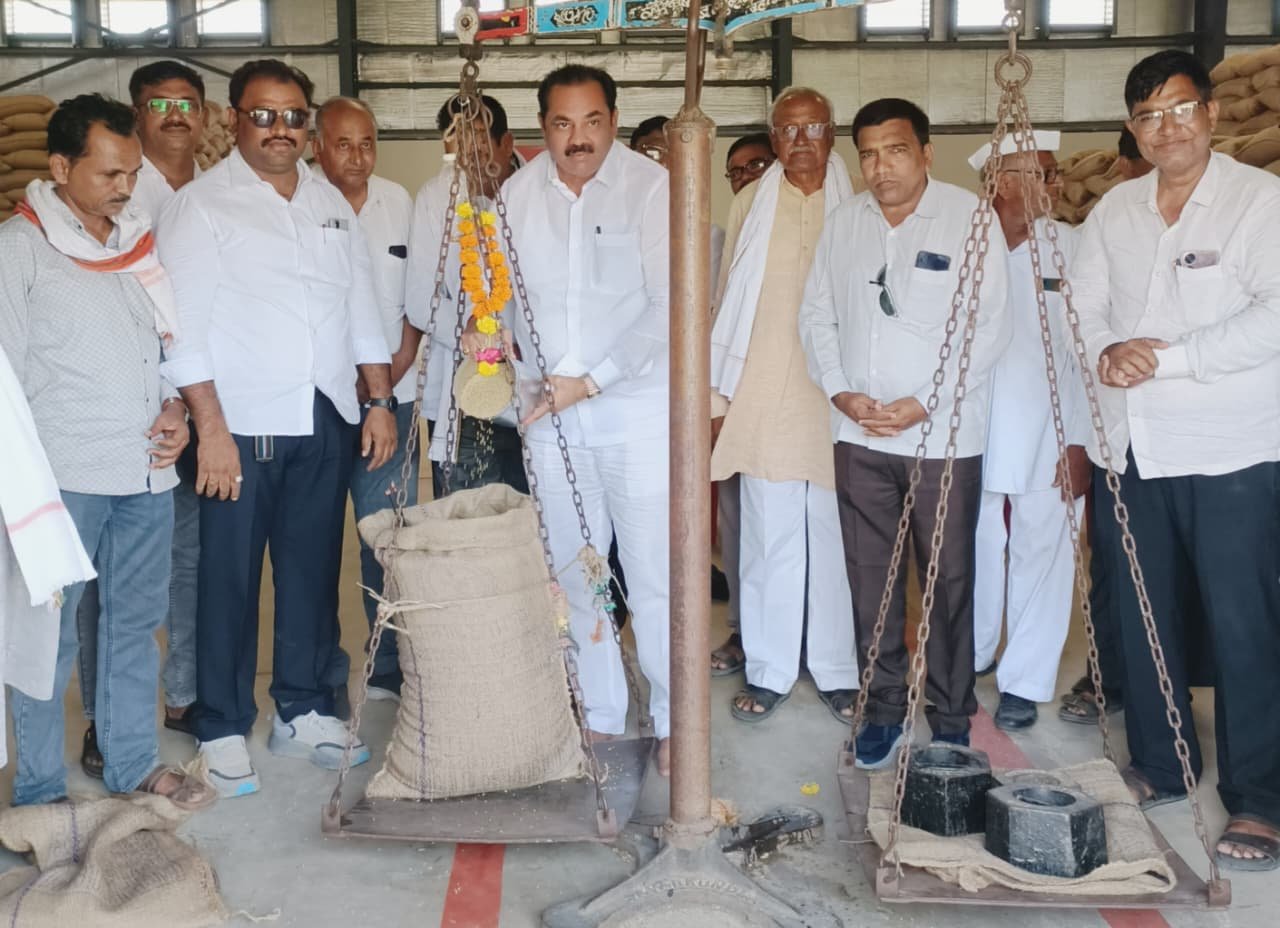 अमळनेर तालुका को-ऑप फ्रुट सेल सोसायटीत शासकीय ज्वारी, मका खरेदीचा शुभारंभ , आमदार अनिल पाटील यांच्या उपस्थितीत झाला कार्यक्रम