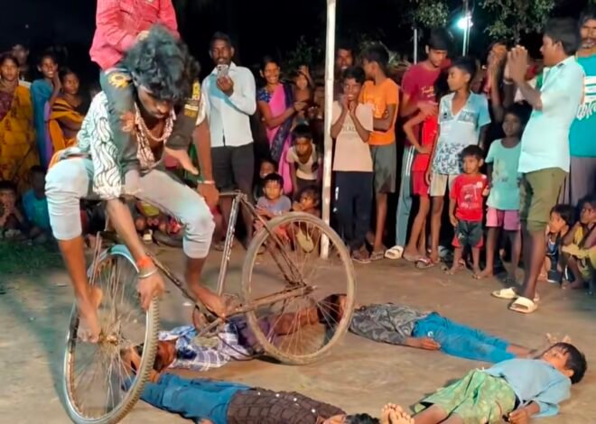 टाळ्या तुमच्या, मृत्यूचा धोका आमचा; ग्रामीण कलाकारांचा संतापजनक संघर्ष”
