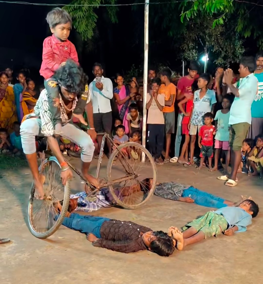 टाळ्या तुमच्या, मृत्यूचा धोका आमचा; ग्रामीण कलाकारांचा संतापजनक संघर्ष”