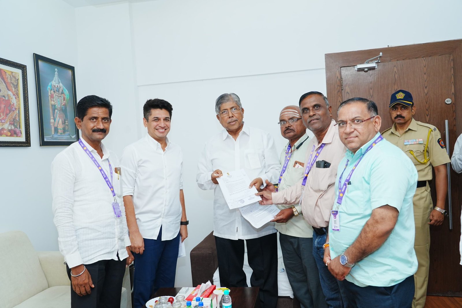 ग्रंथालयाच्या प्रलंबित मागण्यासाठी उच्च व तंत्र शिक्षण मंत्री चंद्रकांत पाटील यांची भेट*