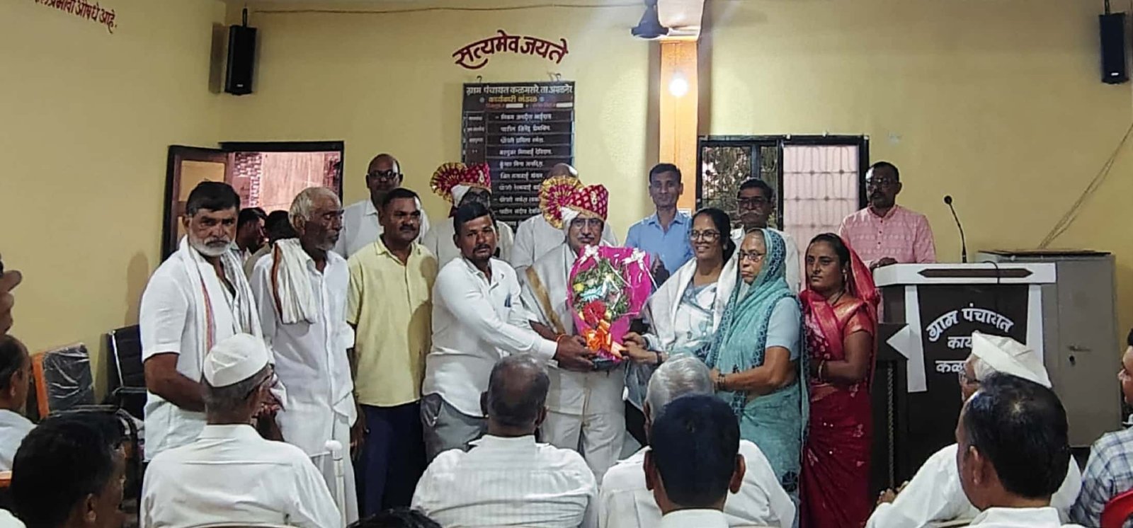 हा सन्मान माझ्या कार्याची पावती’ — ज्ञानेश्वर पाटील; सेवापूर्ती सत्कार सोहळा उत्साहात  , कळमसरे ग्रामपंचायतीत भावनिक क्षण; ज्ञानेश्वर पाटील यांना निरोप, नितीन पाटील यांचे स्वागत