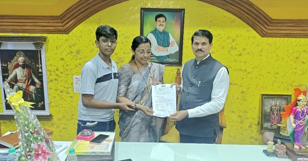 शिक्षक आमदार ज्ञानेश्वर म्हात्रे यांच्या पाठपुराव्याला यश; शिपाई कर्मचाऱ्याला कायमस्वरूपी मंजुरी