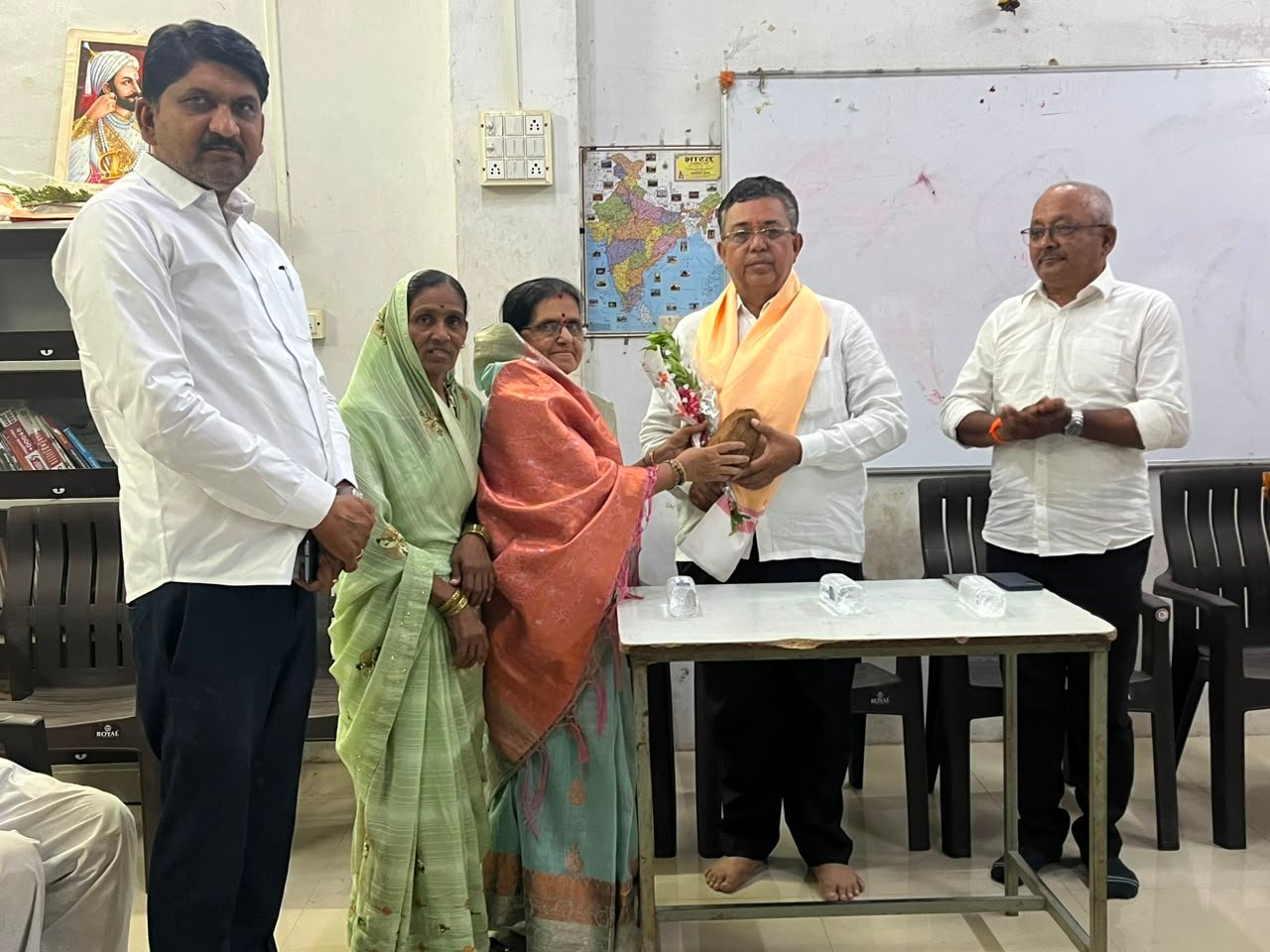 गावाच्या गौरवशाली परंपरेला सलाम; प्रा. शाम पवार व हिरालाल पवार यांचा नागरी सन्मान