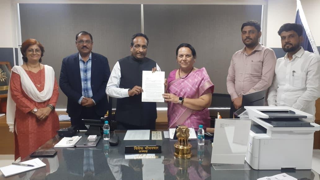 महाराष्ट्र लोकसेवा आयोग आणि विद्यार्थी सुसंवादासाठी खास व्यासपीठ सुरू होणार;दोन व तीन टप्प्यांतील परीक्षेच्या प्रक्रिया ६ महिने व ११ महिन्यात पूर्ण करण्यासाठी आयोग सकारात्मक* , *​शिवसेना नेत्या व आ.डॉ. नीलम गोऱ्हे यांची आयोगाच्या अध्यक्ष व सचिवांसोबत महत्वपूर्ण चर्चा; विविध न्याय्य मागण्यांचे निवेदन सादर*