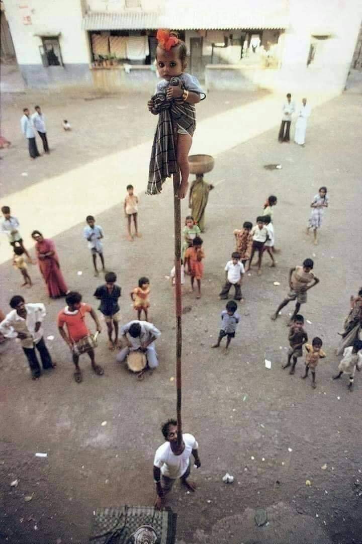 पोटाची आग विझवण्यासाठी, जीव उंच खांबावर झुलतो; विकासाच्या गप्पांमध्ये मात्र, गरीब अजूनही भुकेशी लढतो…”