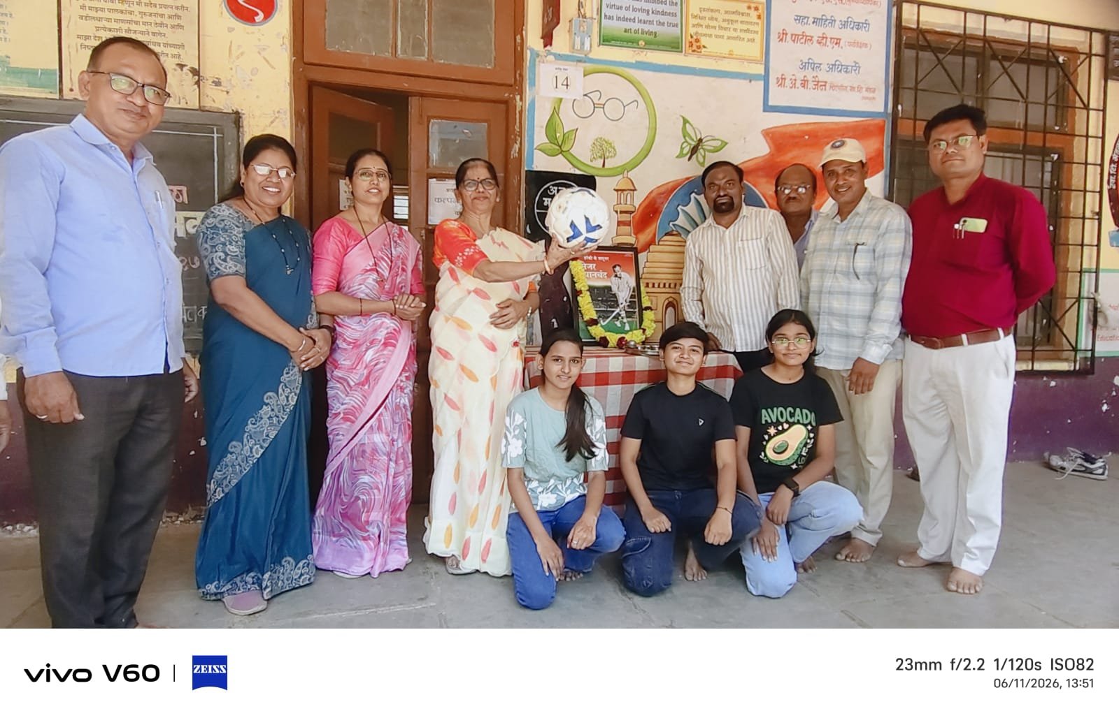 फिफा विश्वचषक फुटबॉल स्पर्धेनिमित्त द्रौ.रा. कन्या शाळेत फुटबॉल पूजन व शुभेच्छा कार्यक्रम उत्साहात