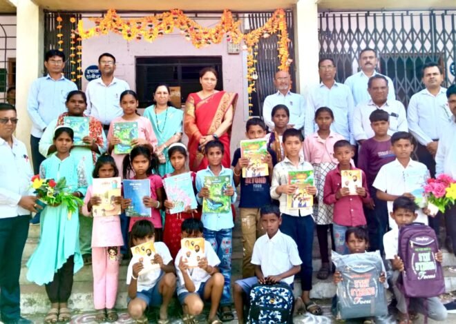 महात्मा फुले हायस्कूल येथे नवीन विद्यार्थ्यांचे पुष्पगुच्छ देऊन स्वागत !…  विद्यार्थ्यांना पहिल्याच दिवशी पुस्तक व वह्या वाटप !…