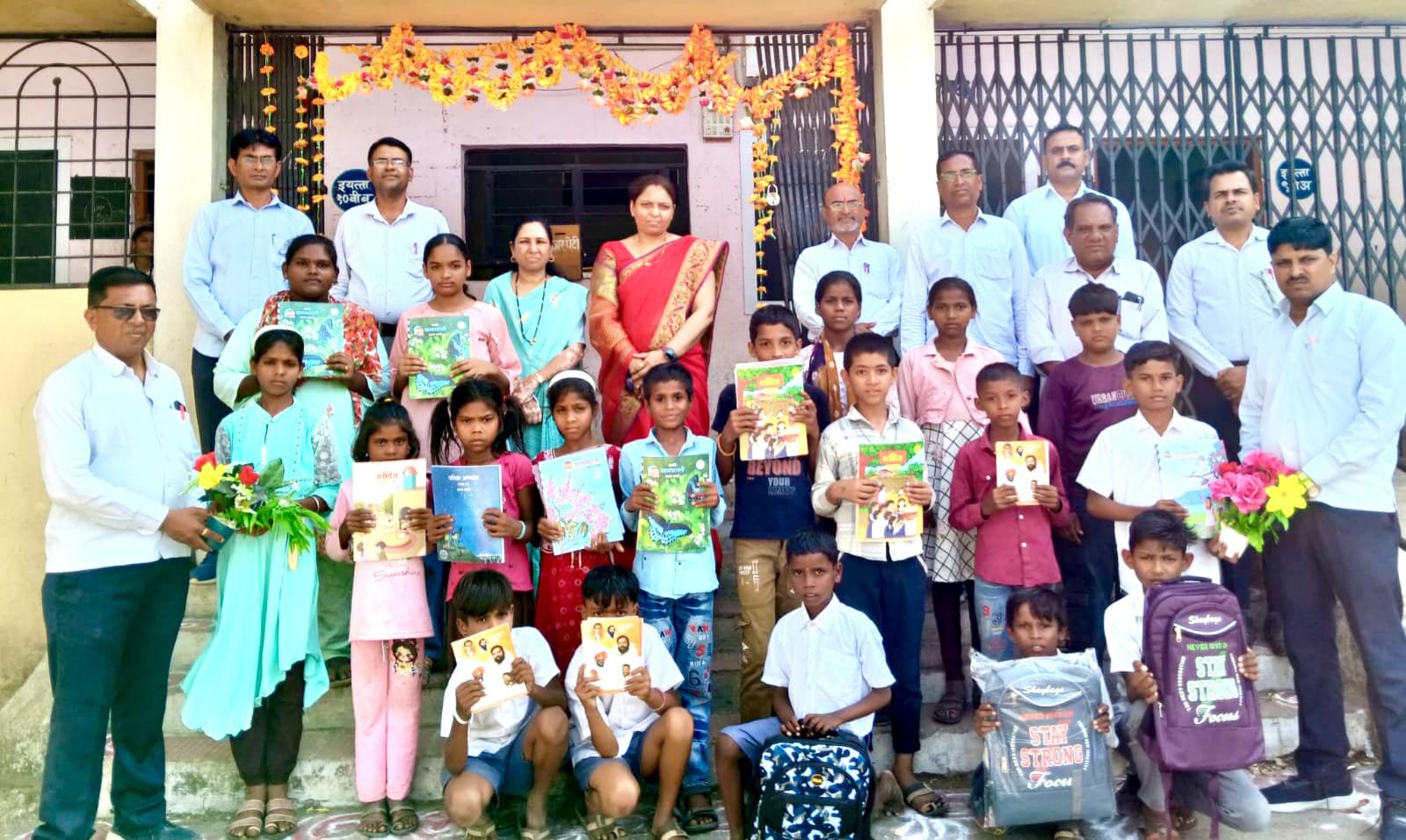 महात्मा फुले हायस्कूल येथे नवीन विद्यार्थ्यांचे पुष्पगुच्छ देऊन स्वागत !…  विद्यार्थ्यांना पहिल्याच दिवशी पुस्तक व वह्या वाटप !…