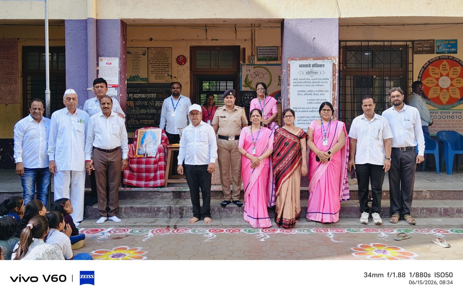 ढोल-ताशे, फुलांचा वर्षाव आणि आतषबाजीने द्रौपदीबाई कन्या शाळेत प्रवेशोत्सवाचा जल्लोष! , विद्यार्थिनींचे औक्षण, गुलाबपुष्प वितरण व पाठ्यपुस्तक वाटपासह नव्या शैक्षणिक वर्षाचे उत्साहात स्वागत