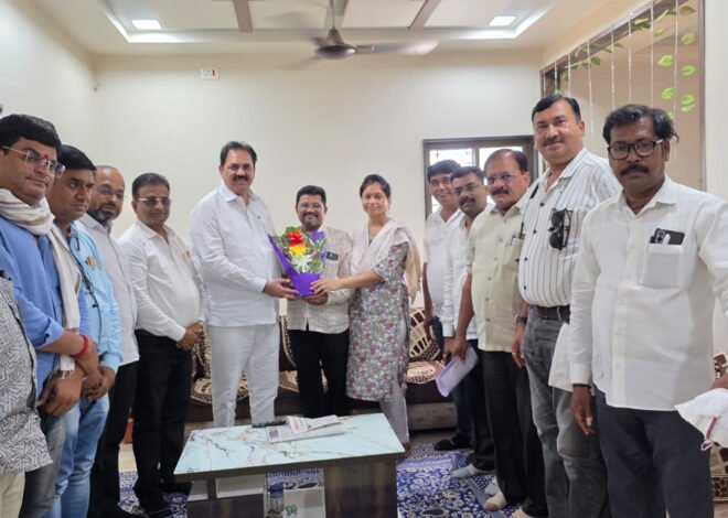 अमळनेरच्या डॉ. हेमंत चौधरींची ऐतिहासिक कामगिरी; तेली समाजातील पहिले एमबीबीएस डॉक्टर होण्याचा मान, आमदार अनिल पाटील यांच्याकडून विशेष सत्कार; उच्च शिक्षणासाठी दिल्या शुभेच्छा