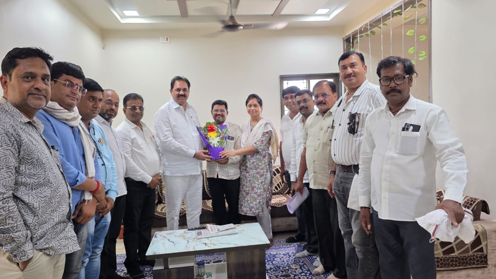 अमळनेरच्या डॉ. हेमंत चौधरींची ऐतिहासिक कामगिरी; तेली समाजातील पहिले एमबीबीएस डॉक्टर होण्याचा मान, आमदार अनिल पाटील यांच्याकडून विशेष सत्कार; उच्च शिक्षणासाठी दिल्या शुभेच्छा