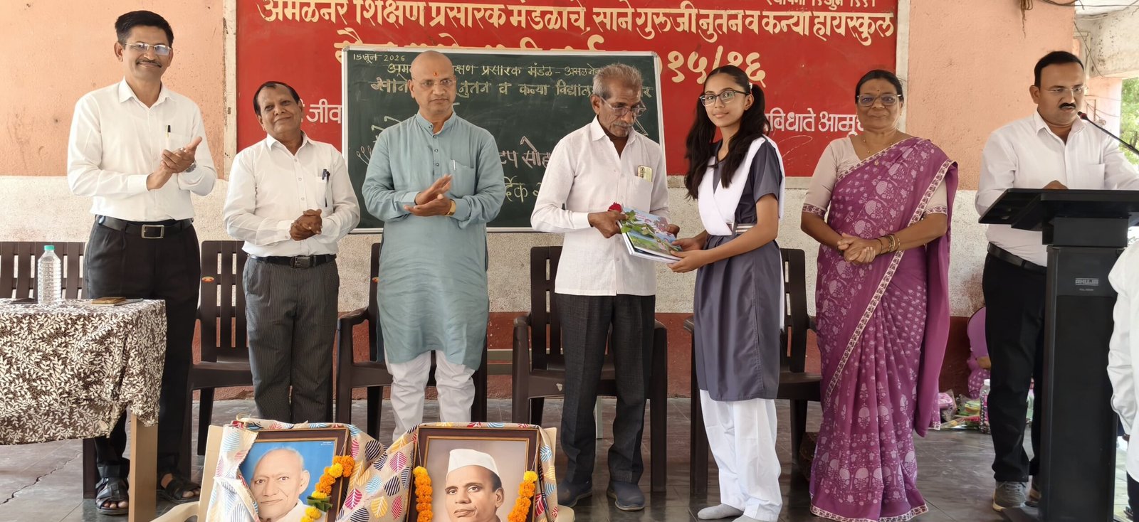 गार्ड ऑफ ऑनर, पुष्पवृष्टी आणि मिरवणुकीतून नवागतांचे जल्लोषात स्वागत , साने गुरुजी विद्यालयात प्रवेशोत्सव उत्साहात; विद्यार्थ्यांना दिला प्रेरणेचा नवा संदेश