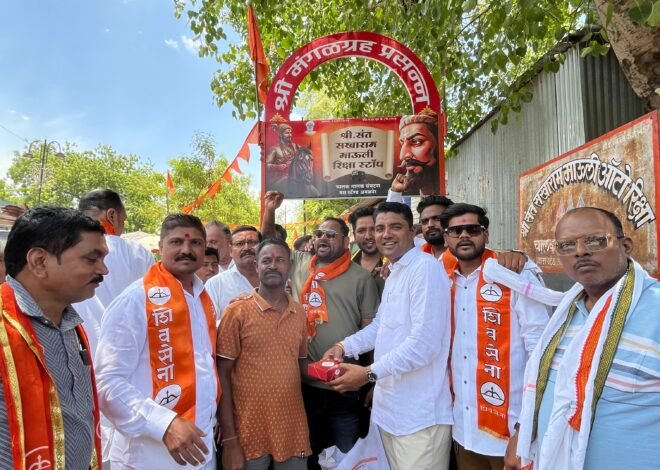 शिवसेनेच्या ६० व्या वर्धापन दिनानिमित्त अमळनेर येथे मिठाई वाटप करून आनंदोत्सव साजरा