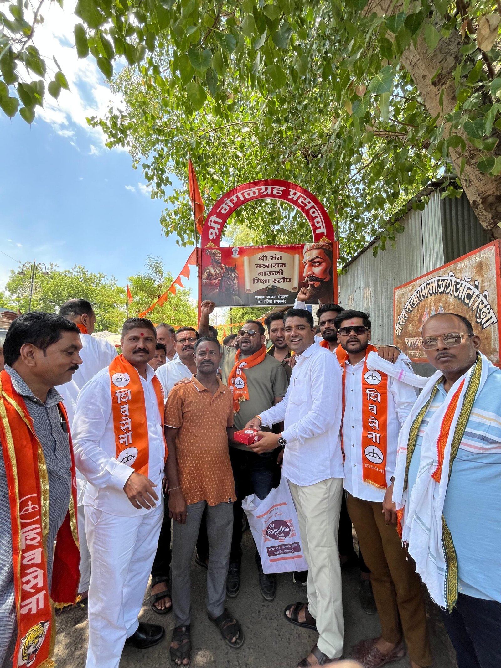 शिवसेनेच्या ६० व्या वर्धापन दिनानिमित्त अमळनेर येथे मिठाई वाटप करून आनंदोत्सव साजरा
