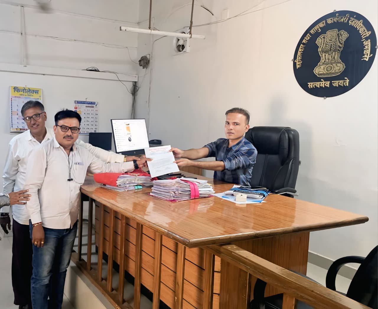धान्य वितरणासाठी मुदतवाढीची मागणी; स्वस्त धान्य दुकानदार संघटना आक्रमक,  वेळेत धान्य उपलब्ध न झाल्याने लाभार्थ्यांचे वितरण रखडले; तहसीलदारांकडे निवेदन सादर