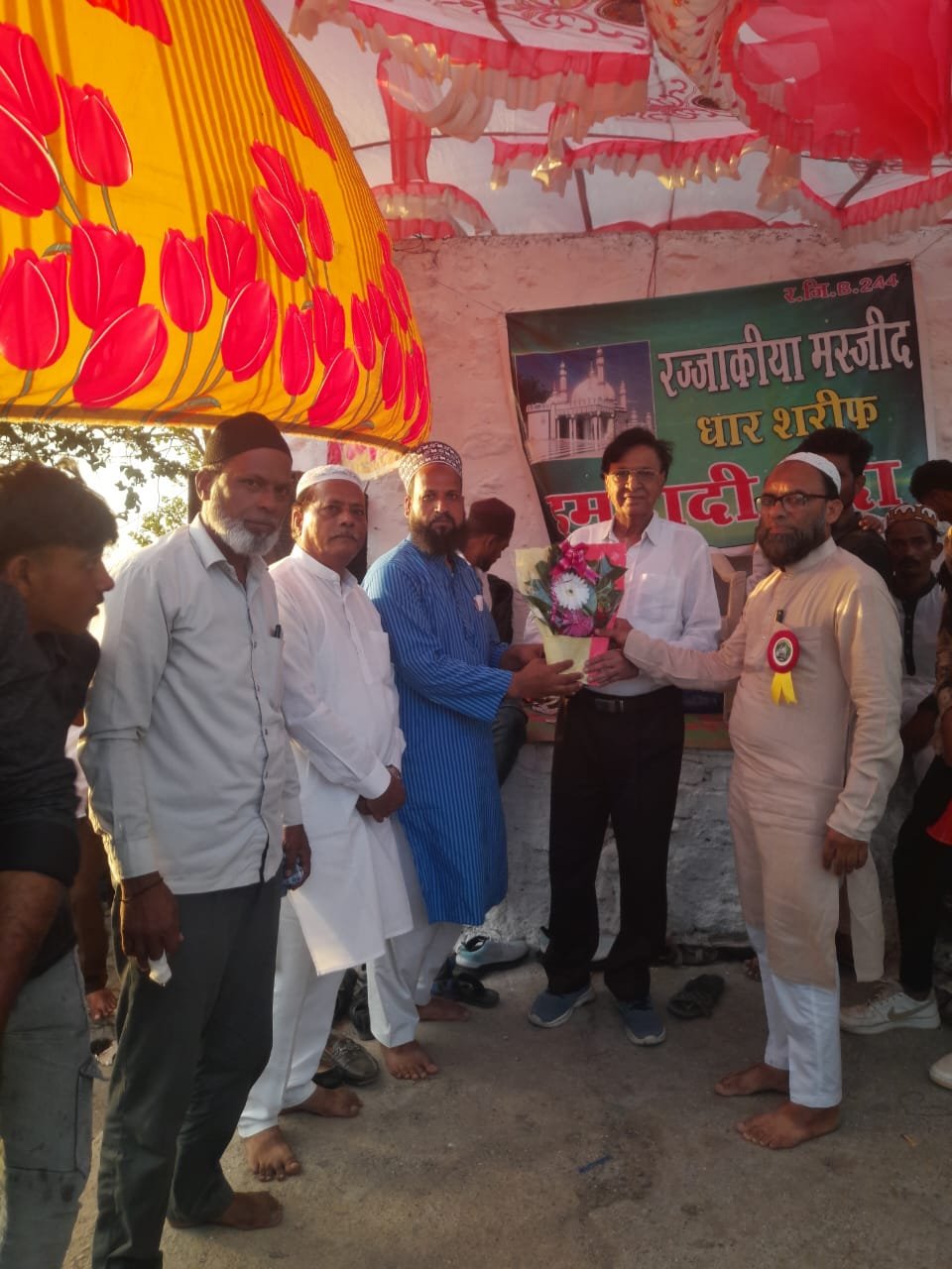 पीर बाबा यात्रेनिमित्त माजी आमदार डॉ. बी. एस. पाटील यांनी घेतले दर्शन