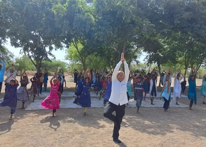 हिरव्यागार वृक्षांच्या सान्निध्यात योगसाधनेचा उत्सव; कै. बळीरामदादा माध्यमिक विद्यालयाचा आंतरराष्ट्रीय योग दिनानिमित्त कृतीयुक्त सहभाग