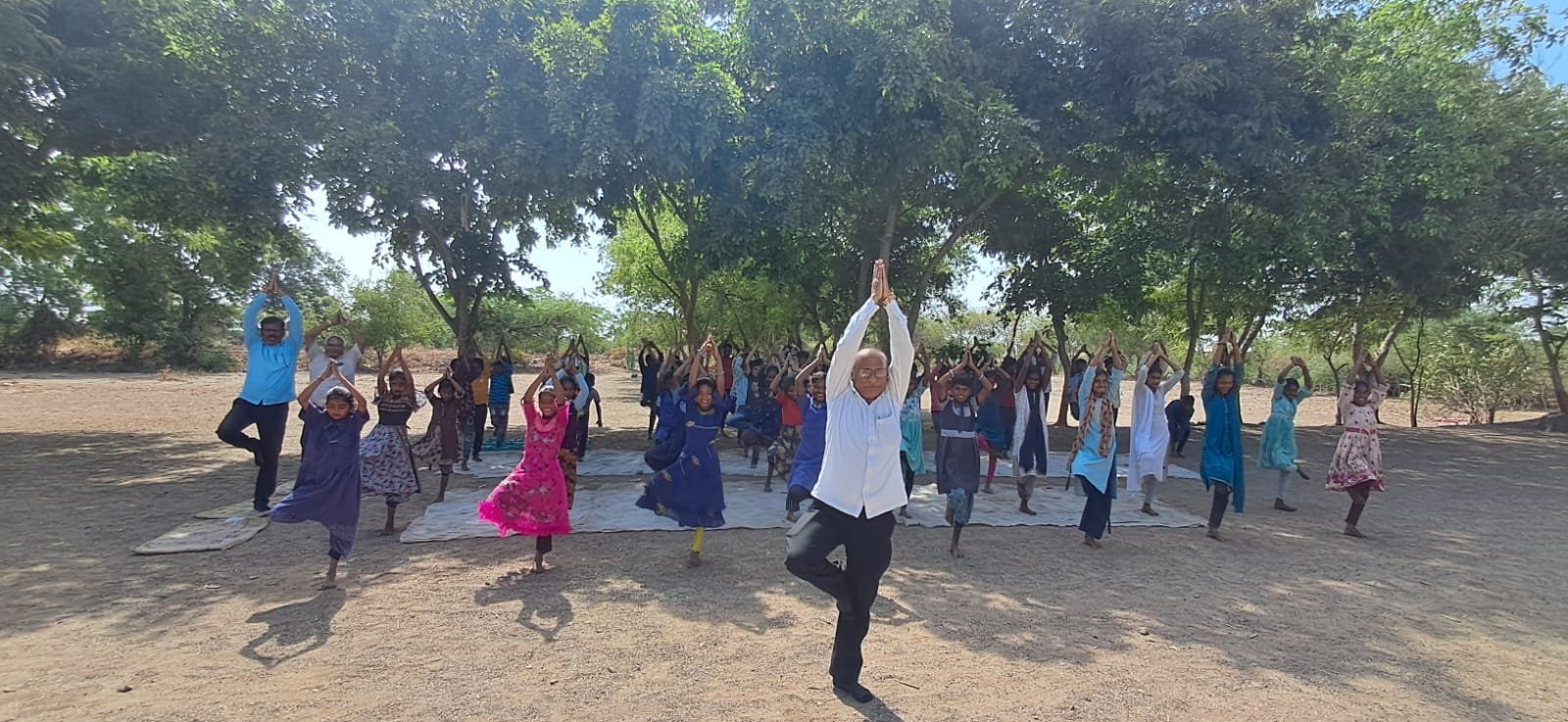 हिरव्यागार वृक्षांच्या सान्निध्यात योगसाधनेचा उत्सव; कै. बळीरामदादा माध्यमिक विद्यालयाचा आंतरराष्ट्रीय योग दिनानिमित्त कृतीयुक्त सहभाग