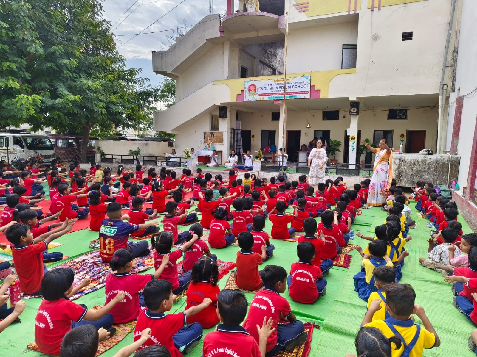 योगातून निरोगी जीवनाचा मंत्र’; कै. दादासाहेब व्ही. एस. पवार इंग्लिश मीडियम स्कूलमध्ये आंतरराष्ट्रीय योग दिन उत्साहात  ‘योगा फॉर वन अर्थ, वन हेल्थ’ संकल्पनेचा विद्यार्थ्यांना संदेश; योगप्रशिक्षक रघुनाथ चौधरी यांचे मार्गदर्शन