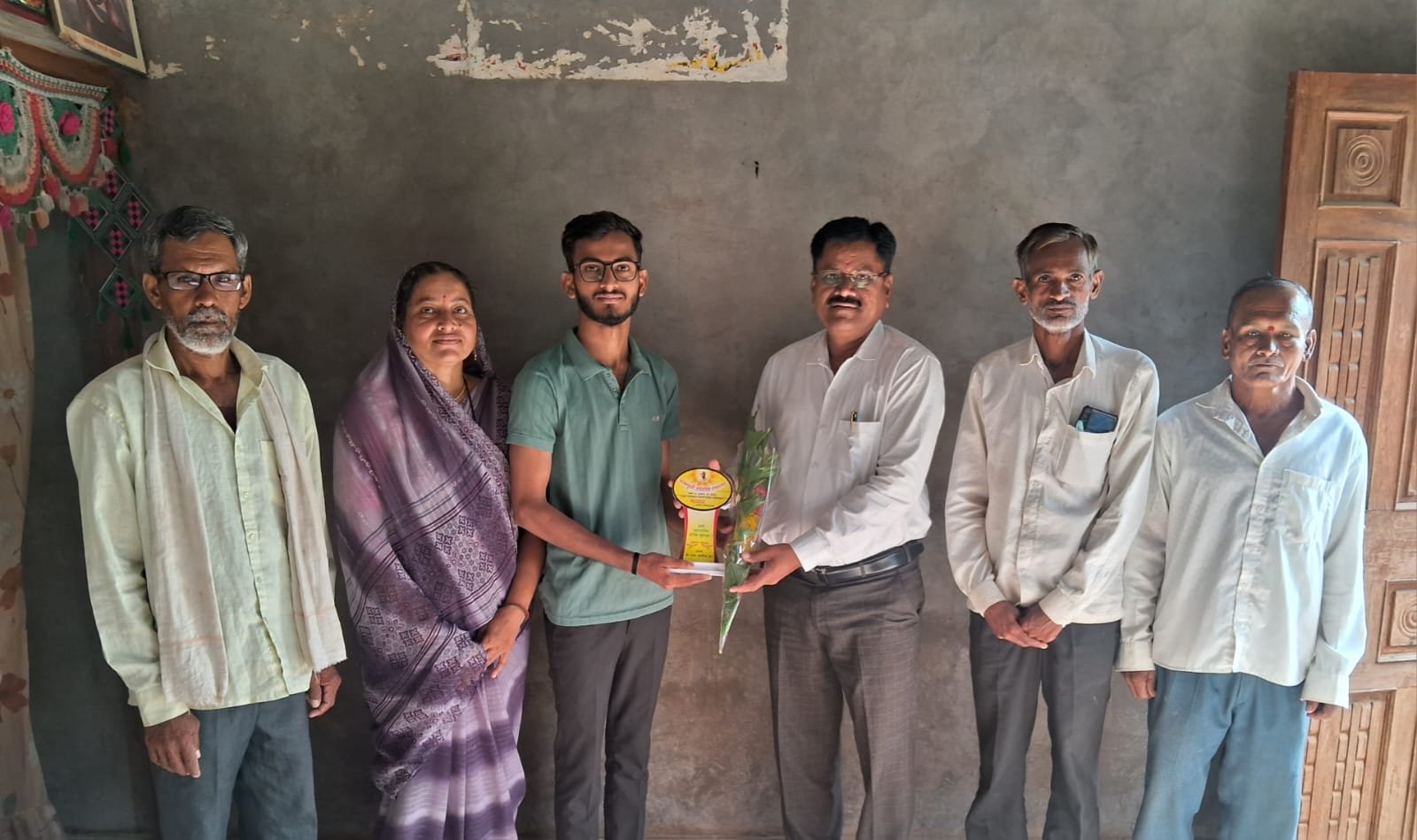 जानवेच्या तुषार पाटीलची यशस्वी झेप; गावाला मिळाला पहिला वकील  सर्वसामान्य शेतकरी कुटुंबातील विद्यार्थ्याची जिद्द ठरली यशाची गुरुकिल्ली