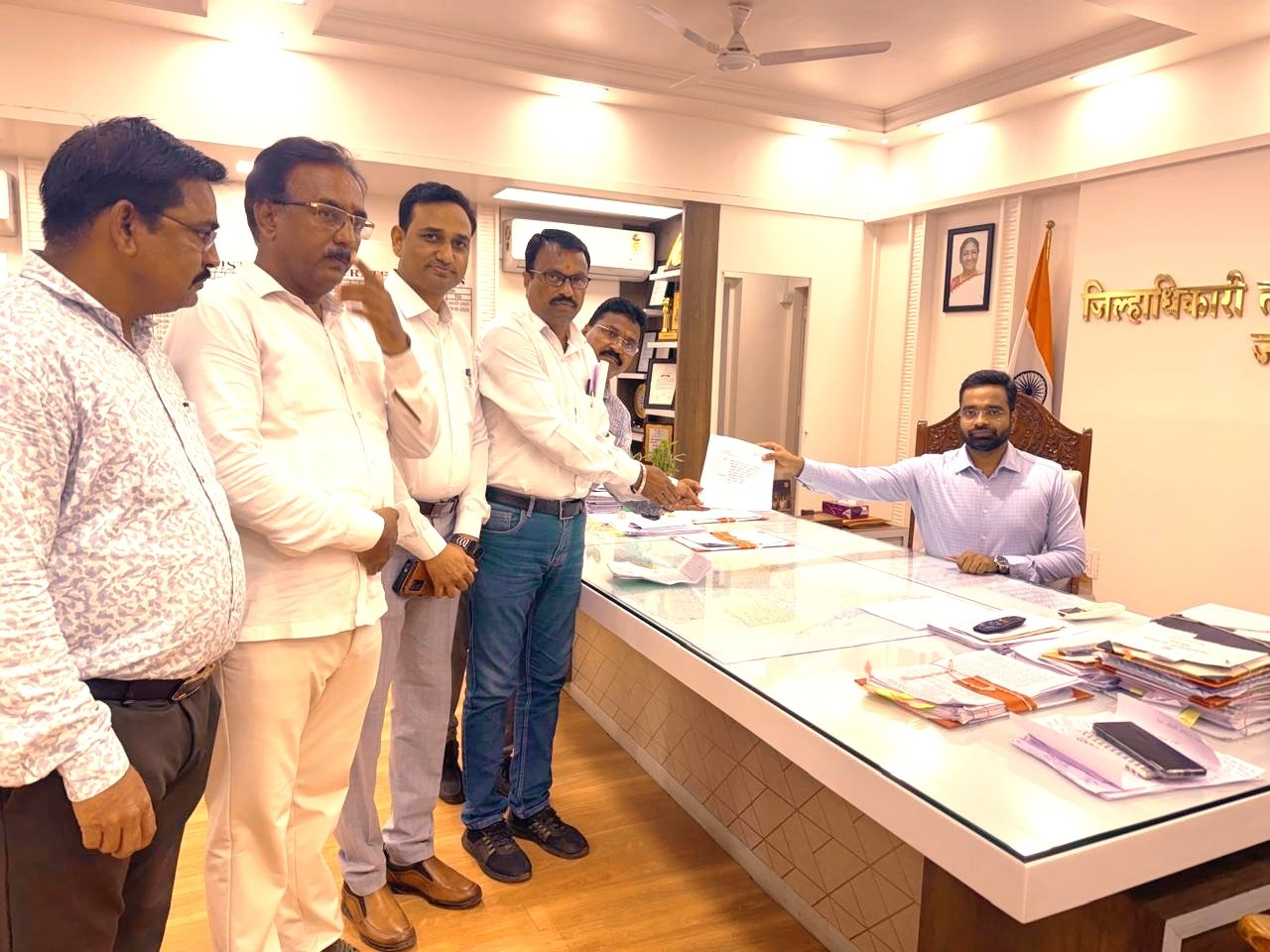 तहसीलदार भाऊसाहेब थोरात यांच्या निलंबनासाठी २९ रोजी चोपड्यात जन आंदोलन; जिल्हाधिकाऱ्यांना दिले निवेदन