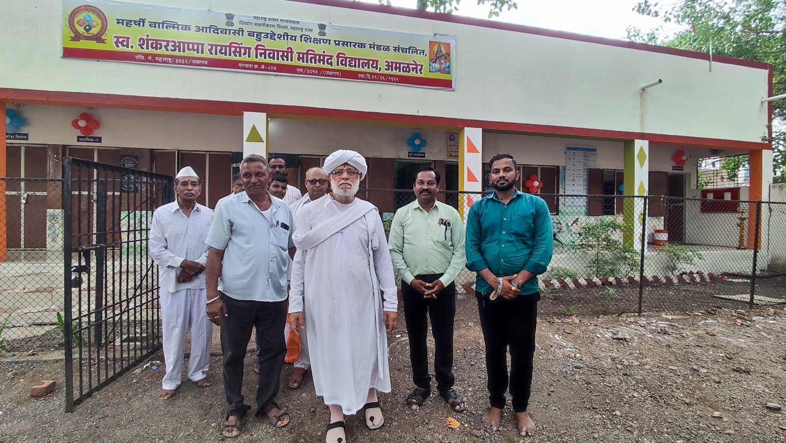 दिव्यांग सेवेला संतांचा आशीर्वाद; ह.भ.प. प्रसाद महाराजांची स्व. शंकर आप्पा निवासी मतिमंद विद्यालयास सदिच्छा भेट