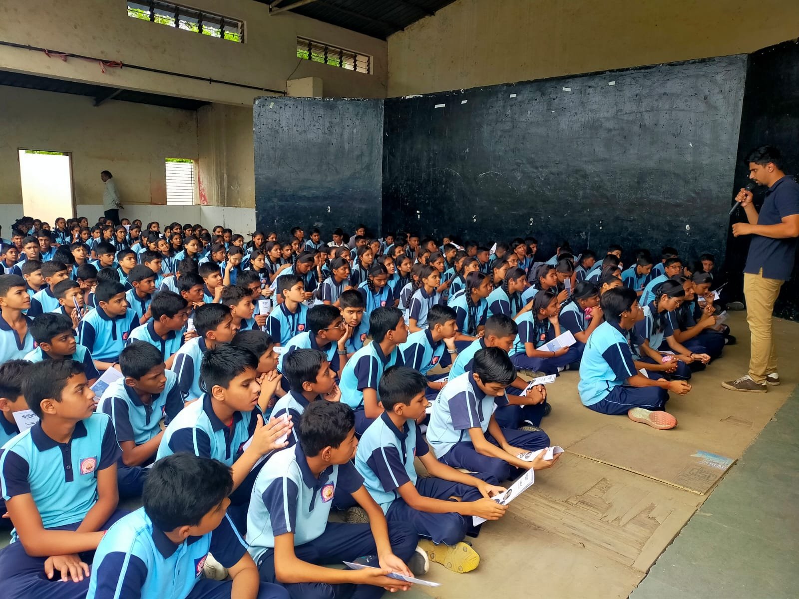 के.सी.ई. सोसायटी संचलित ए. टी. झांबरे माध्यमिक विद्यालयात ‘म्युझियम ऑन व्हील्स’ द्वारे इतिहासाचा जिवंत अनुभव*