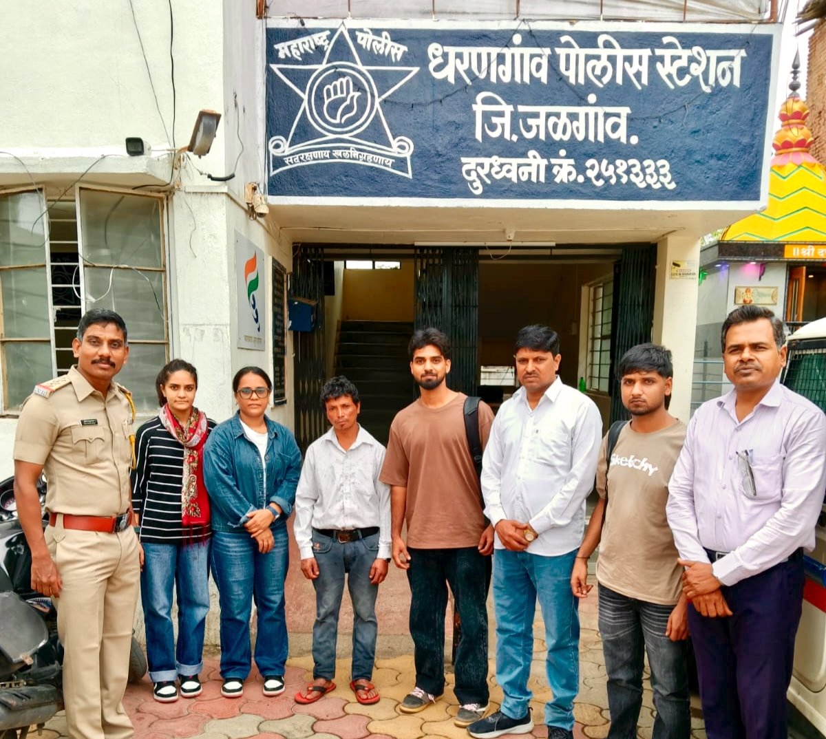 हरवलेल्या सिक्कीमच्या व्यक्तीला मिळाला माणुसकीचा आधार; कृष्ण गीता नगरवासीय व धरणगाव पोलिसांच्या संवेदनशीलतेने कुटुंबाच्या चेहऱ्यावर आले हास्य  ▪️माणुसकी अजून जिवंत आहे, अनोळखी व्यक्तीला आधार देत धरणगावकरांनी जपला सामाजिक बांधिलकीचा आदर्श