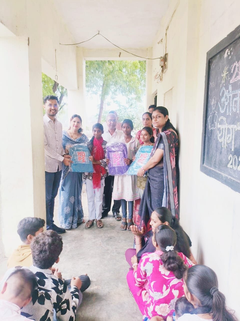 सडावन येथील सरस्वती माध्यमिक विद्यालयात विद्यार्थ्यांना शालेय बॅग व साहित्य वाटप