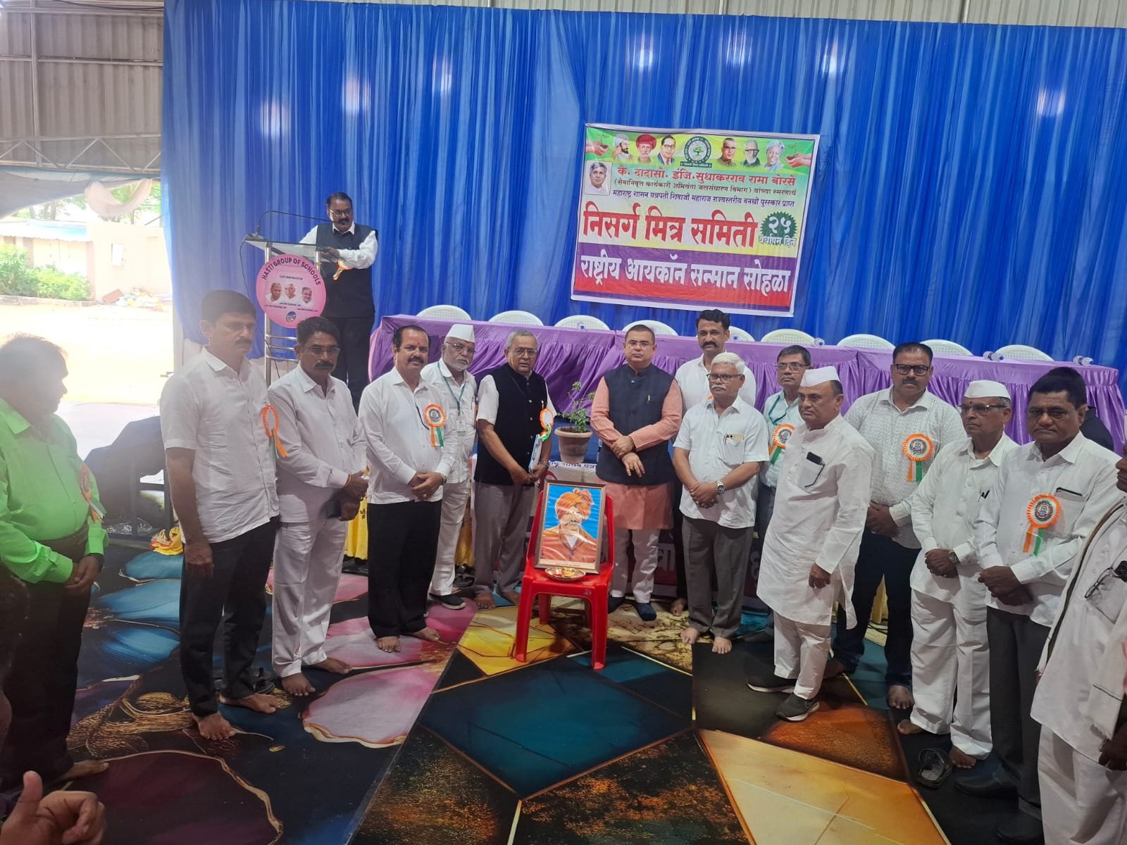 वृक्षारोपण आणि समाजसेवेचा वसा जपणारी निसर्ग मित्र समिती कौतुकास पात्र” — पालकमंत्री जयकुमार रावल  .पर्यावरण संवर्धनाचा रौप्यमहोत्सवी जल्लोष; महाराष्ट्र आयकॉन पुरस्कारांनी कर्तृत्वाचा गौरव