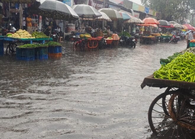वटपौर्णिमेच्या गर्दीत  पावसाचा कहर; विजय स्टील गल्ली जलमय गटारी तुंबल्याने भाजीपाला विक्रेत्यांची धावपळ; ग्राहकांचीही पाण्यातून वाटचाल – नगरपरिषदेला तातडीने उपाययोजनांची मागणी