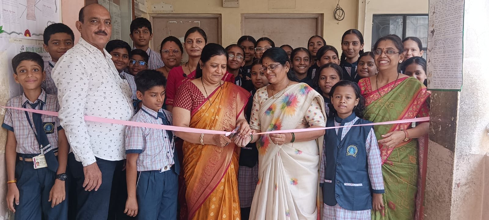 ए. टी. झांबरे माध्यमिक विद्यालयात वटसावित्री पौर्णिमेनिमित्त औषधी वनस्पती माहिती पोस्टर प्रदर्शन उत्साहात*
