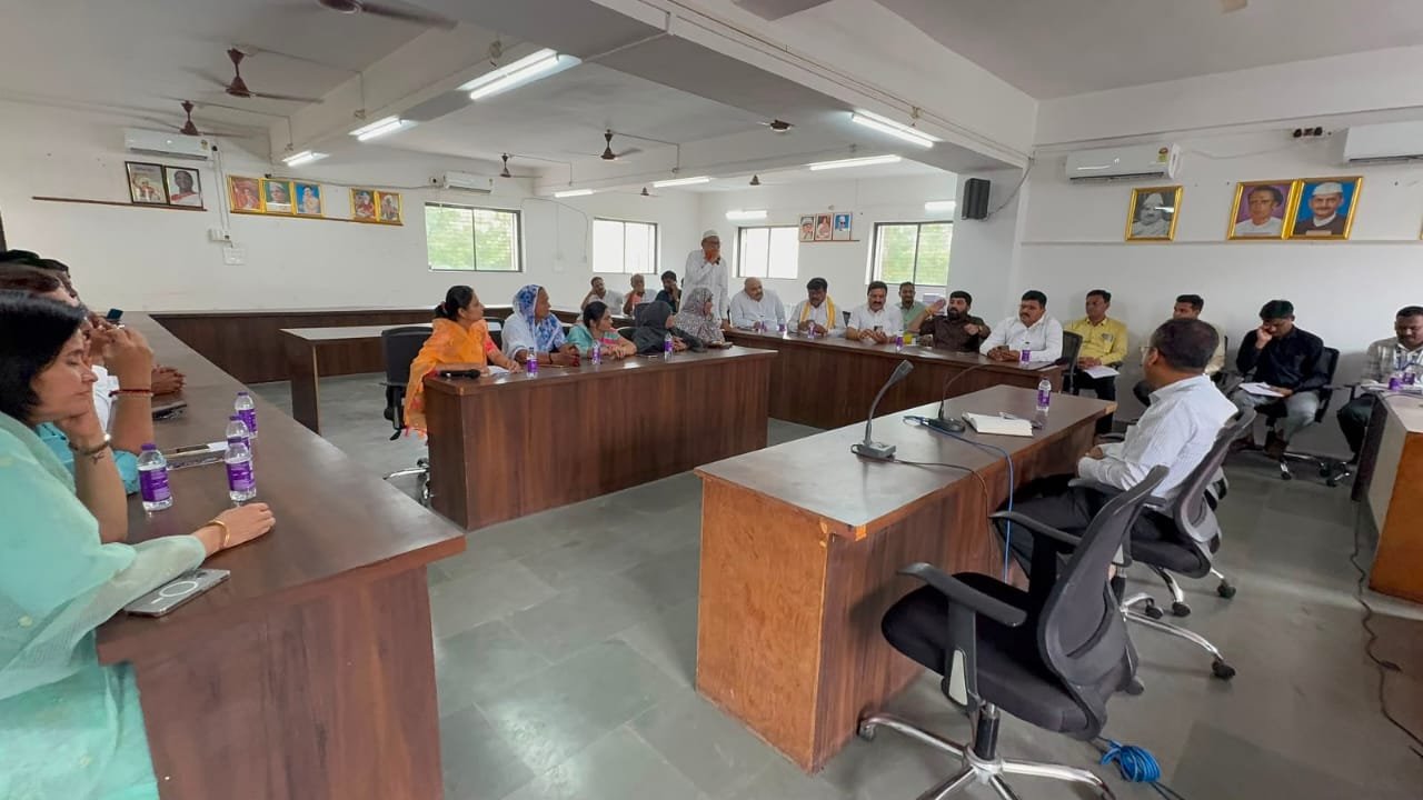 अमळनेर शहरात लवकरच 4 ते 5 दिवसाआड पाणीपुरवठा करण्याचे नियोजन करणार  शविआच्या बैठकीत मुख्याधिकाऱ्यांची ग्वाही,नागरी समस्यांबाबत नगरसेवक आक्रमक