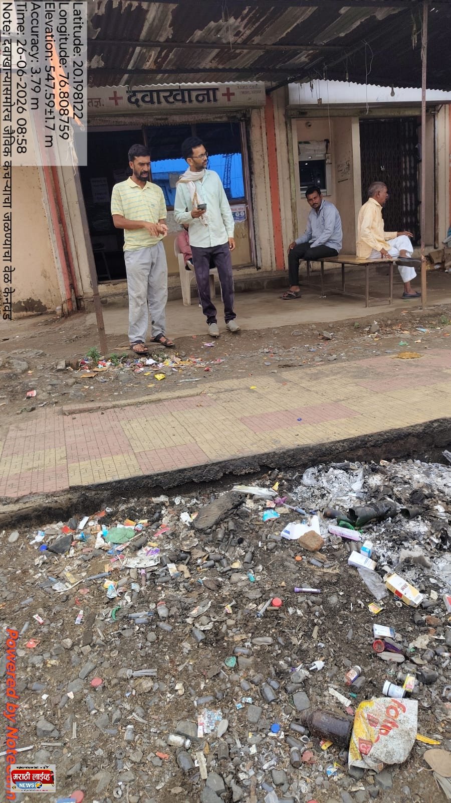 डॉक्टरचा प्रताप की प्रशासनाचा हलगर्जीपणा? केनवडमध्ये जैविक कचरा रस्त्यावर, उपकेंद्र मात्र डोळे मिटून!”*