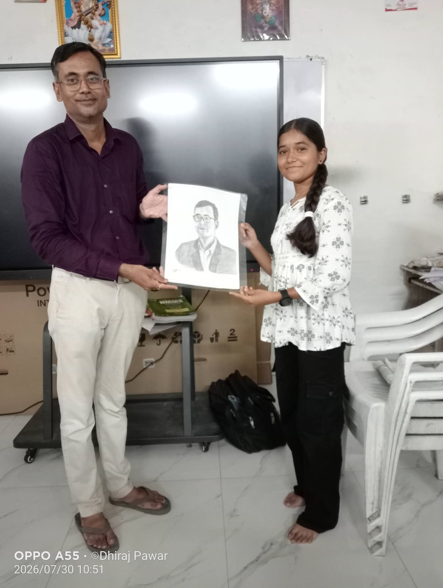 गुरुभक्तीचा हृदयस्पर्शी आविष्कार; विद्यार्थिनीने गुरुपौर्णिमेला साकारली शिक्षकांची जिवंत प्रतिमा