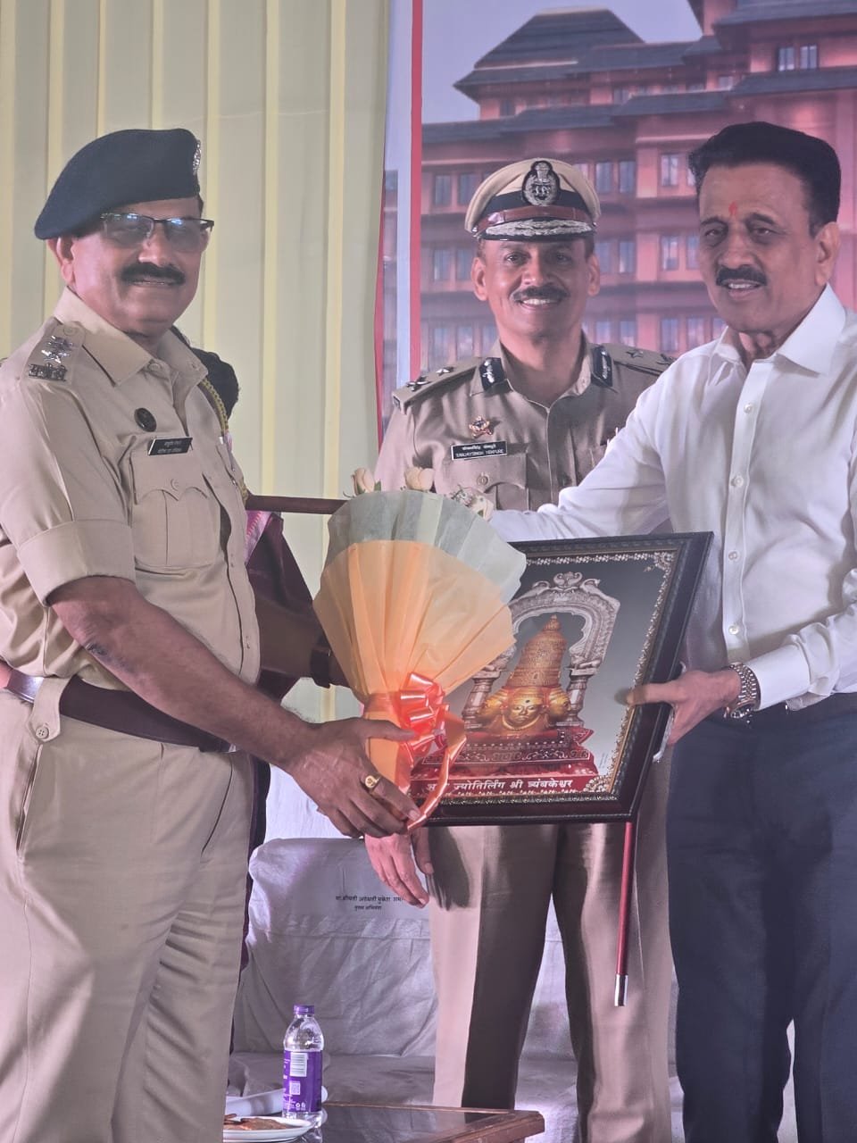 कर्तव्यनिष्ठ सेवेला मानाचा मुजरा! सेवानिवृत्त डीवायएसपी वासुदेव देसले यांचा जलसंपदा मंत्री गिरीश महाजन यांच्या हस्ते गौरव
